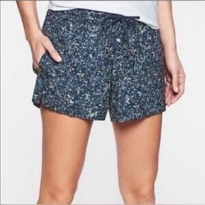 Athleta Printed Baja Short Woodblock Texture/Navy 4” Inseam Size 8